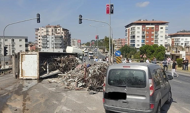 Demirleri taşıyan tır araçların üzerine devrildi