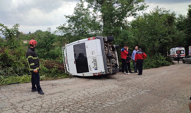 Fındık işçilerini taşıyan minibüs devrildi: Yaralılar var
