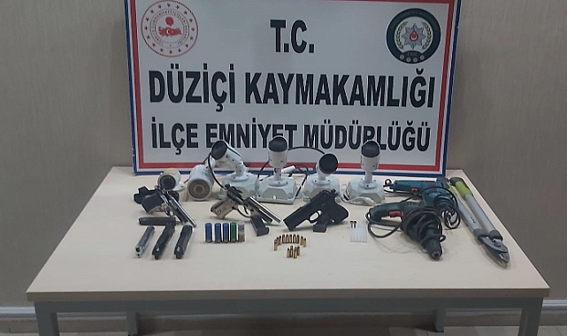 Güvenlik kamerası çalan hırsızlar güvenlik kamerasına yakalandı