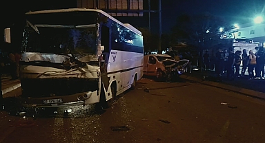 Hafif ticari araç ile işçi servisi çarpıştı: 2 ağır yaralı