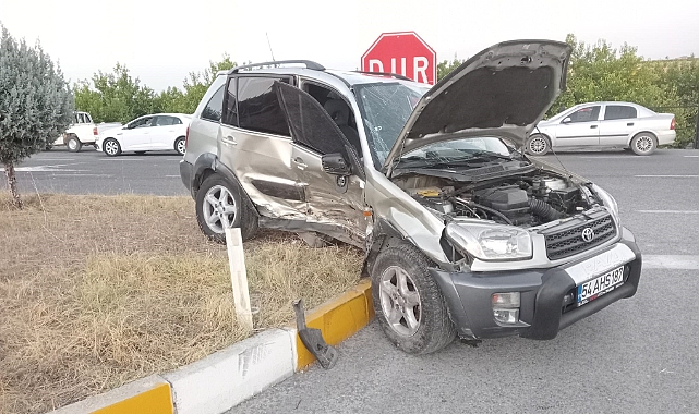 Hafif ticari araçla otomobil çarpıştı: Yaralılar var