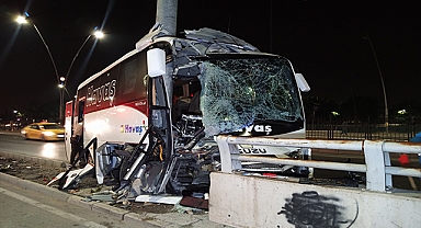 Havaalanına yolcu götüren midibüs kaza yaptı: Yaralılar var