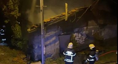 İçerisinde mutfak tüpleri bulunan metruk ev yandı