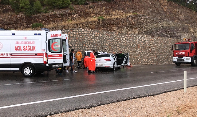 İki araç kafa kafaya çarpıştı: 1 ölü, 6 yaralı