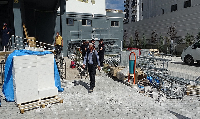 İnşaat iskelesi çöktü, 2 işçi yaralandı