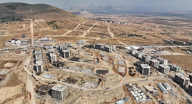 İş makinesinin altında kalan işçi hayatını kaybetti