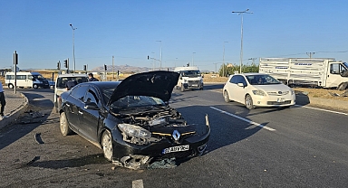 Kamyonet ile otomobil çarpıştı: 2 yaralı