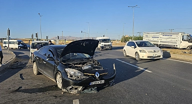 Kamyonet ile otomobil çarpıştı: 2 yaralı