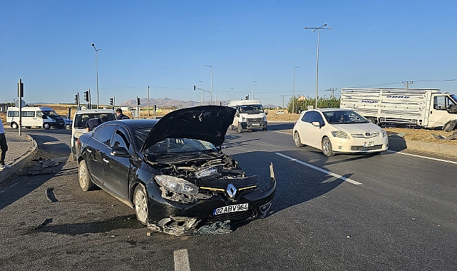 Kamyonet ile otomobil çarpıştı: 2 yaralı