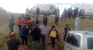 Kamyonet şarampole devrildi: Yaralılar var