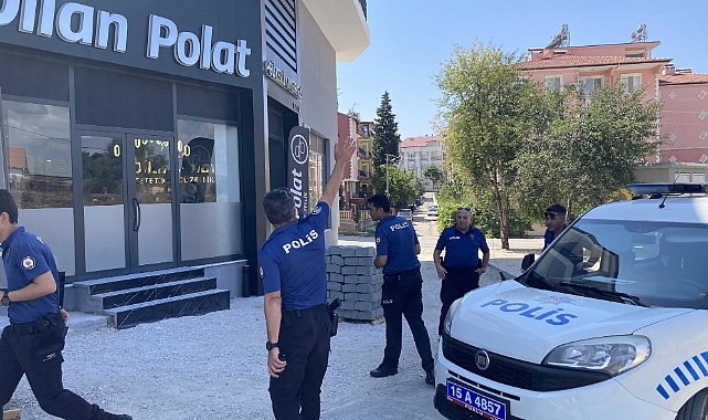 Karısına kızıp cadde ortasında tüfekle havaya ateş açtı