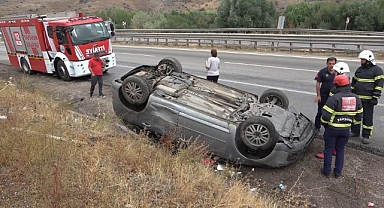 Kayganlaşan yolda otomobil takla attı: 3 yaralı