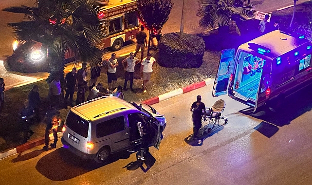 Kendisine çarpan aracın ön camından içeri girdi