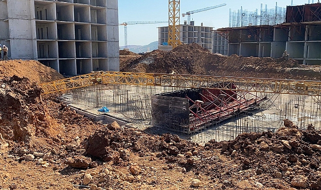 Kule vinç devrildi: Yaralılar var