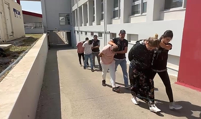 Lüks otomobilden 1 kilogram 950 gram esrar çıktı