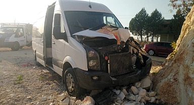 Manevra yapan yolcu servisi kayalık alana çarptı: 1 yaralı