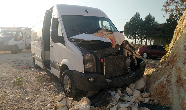 Manevra yapan yolcu servisi kayalık alana çarptı: 1 yaralı