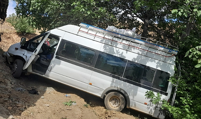 Minibüs şarampole devrildi:2 yaralı