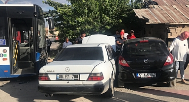 Otobüs 2 otomobile çarptı: 5 yaralı