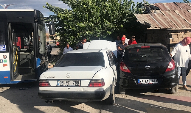 Otobüs 2 otomobile çarptı: 5 yaralı