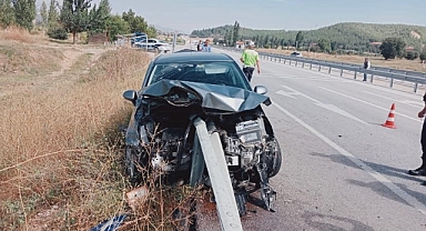 Otomobil bariyerlere saplandı: 2 yaralı