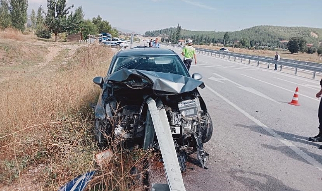 Otomobil bariyerlere saplandı: 2 yaralı