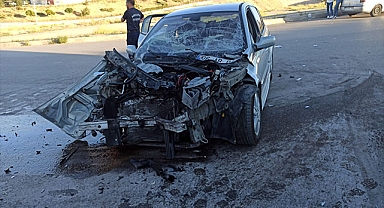 Otomobil ile işçi servisi çarpıştı: Çok sayıda yaralı var