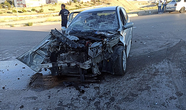 Otomobil ile işçi servisi çarpıştı: Çok sayıda yaralı var