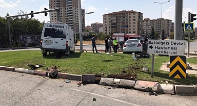 Otomobil ile minibüs çarpıştı: 2 yaralı
