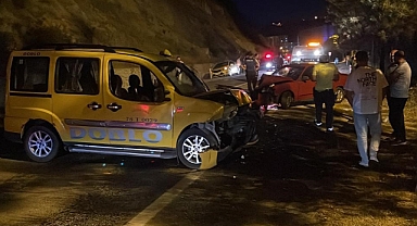 Otomobil ile ticari taksi kafa kafaya çarpıştı: 3 yaralı