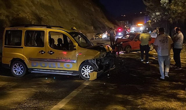 Otomobil ile ticari taksi kafa kafaya çarpıştı: 3 yaralı