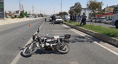 Otomobil motosikletle çarpıştı