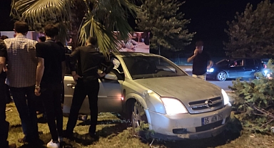 Otomobil orta refüje çarptı:2 yaralı