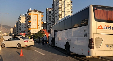 Otomobil yolcu otobüsü ile çarpıştı: 1 yaralı