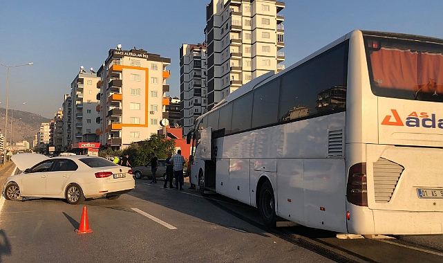 Otomobil yolcu otobüsü ile çarpıştı: 1 yaralı
