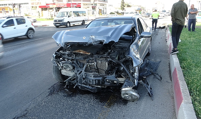 Otomobilin çarptığı araç refüje savruldu: 1 yaralı
