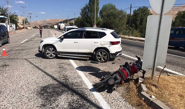 Otomobille motosiklet çarpıştı: 1 yaralı