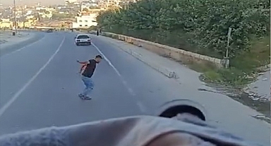 Şanlıurfa'da, motosikletlinin ölümle burun buruna geldiği an kamerada