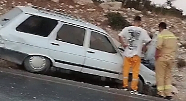 Savrulan otomobil kayaya çarptı: Yaralılar var