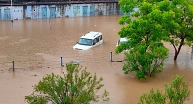 Şiddetli yağış sele yol açtı: Çok sayıda ölü var