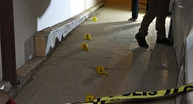 Sokak ortasında silahlı saldırı: Yaralılar var