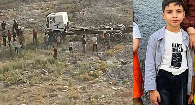 Sokakta oyun oynarken kamyonun altında