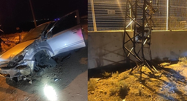 Sürücüsünün direksiyon hakimiyetini kaybettiği otomobil elektrik direğine çarptı: 3 yaralı