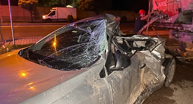 Tankerin altına giren otomobil kağıt gibi ezildi