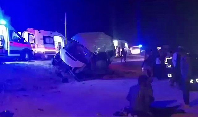 Tarım işçilerini taşıyan minibüs kaza yaptı: 8 yaralı