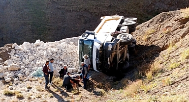 Taş yüklü kamyon şarampole devrildi
