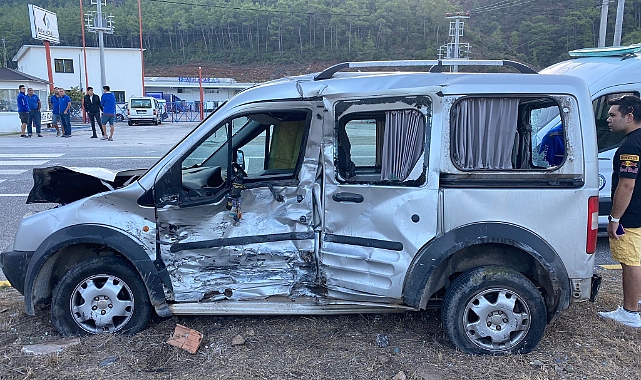 Ticari araç ile personel servisi çarpıştı: Ölü ve yaralılar var
