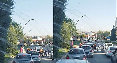 Trafikte tekmeli yumruklu kavga kamerada