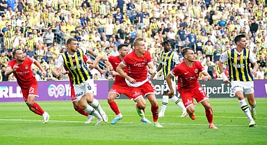 Trendyol Süper Lig: Fenerbahçe: 1 - Antalyaspor: 1 (İlk yarı)