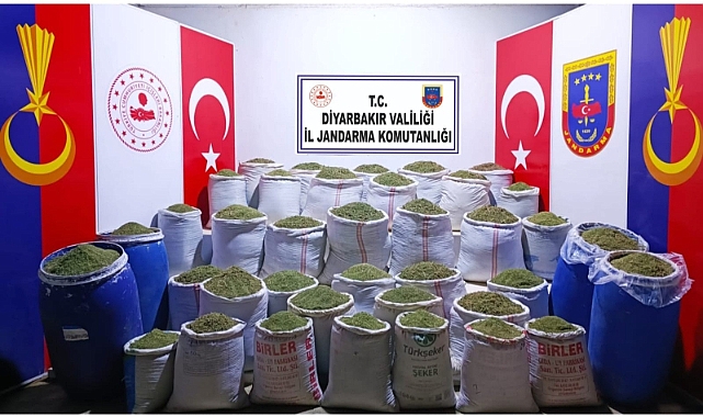 Uyuşturucu operasyonu: Tonlarca esrar ele geçirildi